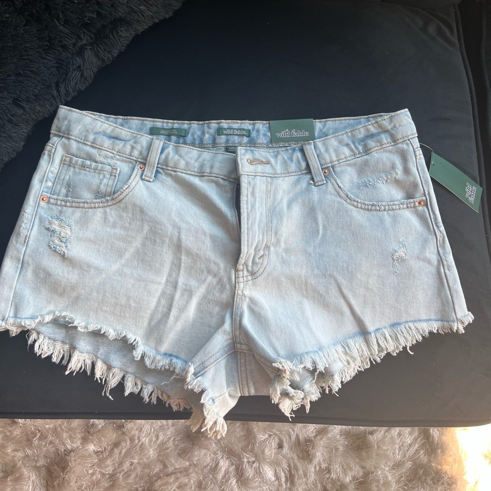 🔹3/$15 Low-rise cheeky jean shorts in light wash